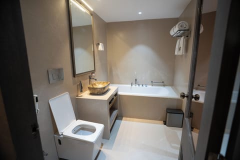 Junior Suite, Terrace | Bathroom | Towels, soap, shampoo, toilet paper