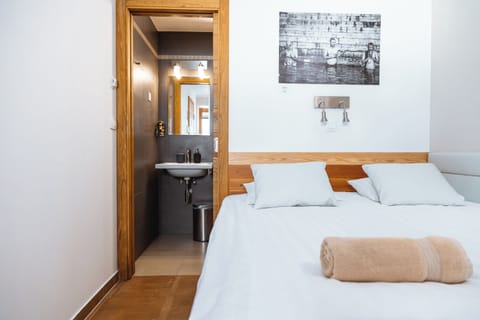 Basic Double Room | Iron/ironing board, free WiFi