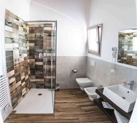 Junior Room, Garden View | Bathroom | Shower, rainfall showerhead, free toiletries, hair dryer