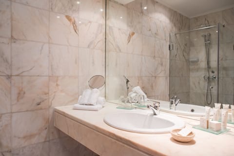 Classic Double or Twin Room | Bathroom | Free toiletries, hair dryer, towels