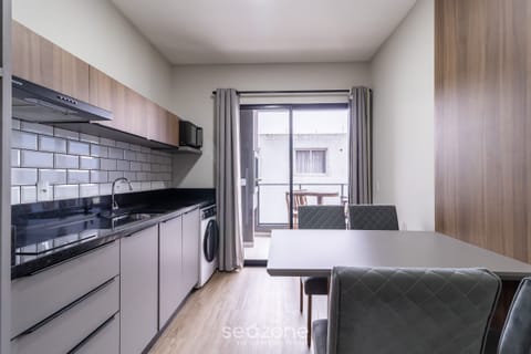 Apartment | Private kitchen | Microwave, blender, cookware/dishes/utensils