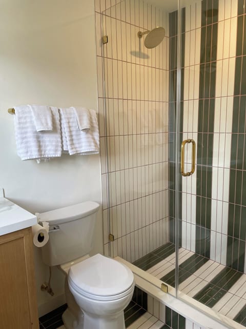 Deluxe Apartment, 2 Bedrooms - Not Pet Friendly | Bathroom | Combined shower/tub, hair dryer, towels