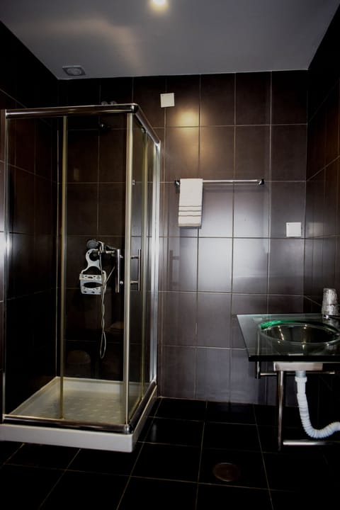 Triple Room | Bathroom | Shower, free toiletries, hair dryer, towels