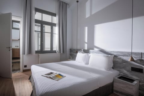 Deluxe Suite | 1 bedroom, hypo-allergenic bedding, in-room safe, blackout drapes