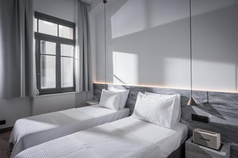 Deluxe Suite | 1 bedroom, hypo-allergenic bedding, in-room safe, blackout drapes