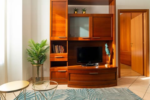 Apartment, Lake View | Television