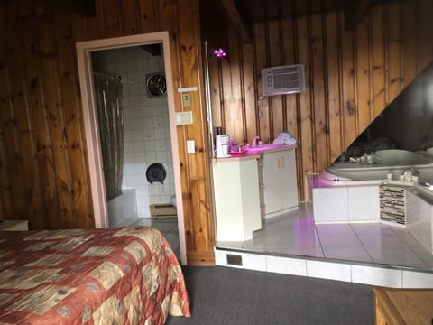 Room, 1 Queen Bed, Smoking, Jetted Tub | Free WiFi, bed sheets