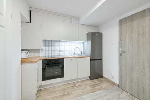 Classic Apartment, Non Smoking | Private kitchen | Fridge, oven, stovetop, dishwasher