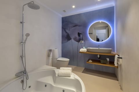 Premium Double Room, Jetted Tub | Bathroom | Hair dryer, towels