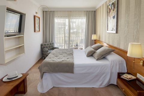 Deluxe double room hot tub (terrace) | Premium bedding, free minibar items, in-room safe, desk