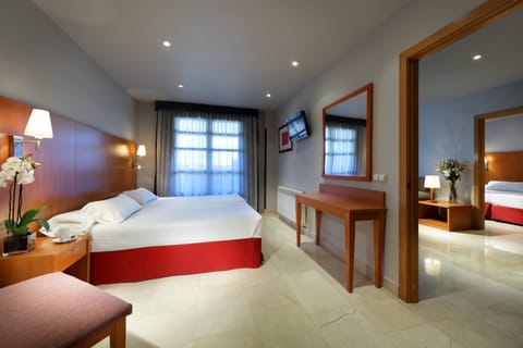 Family Standard Room | Minibar, in-room safe, rollaway beds, free WiFi