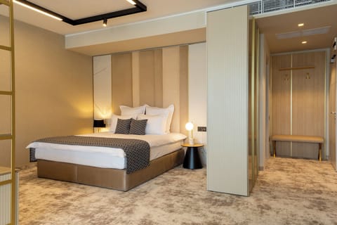 Deluxe Suite | In-room safe, desk, soundproofing, free WiFi