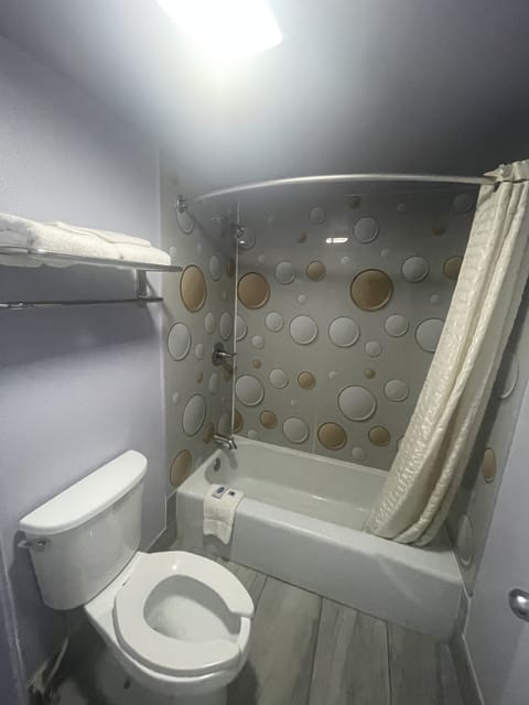 Combined shower/tub, towels