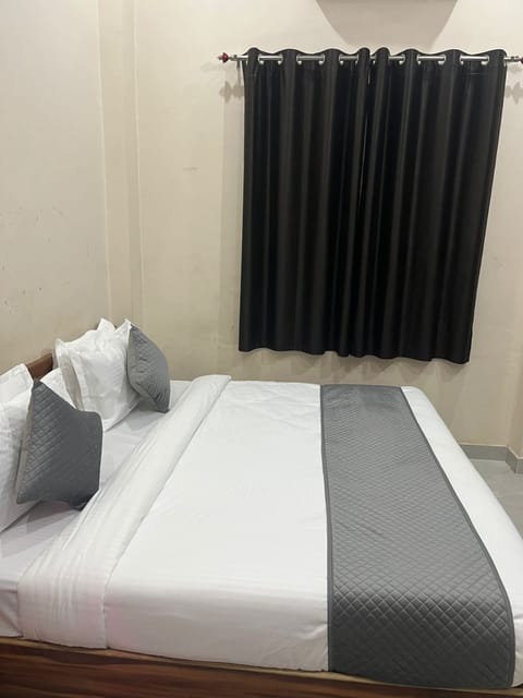 Deluxe Room, Garden View | Individually furnished, desk, laptop workspace, free WiFi