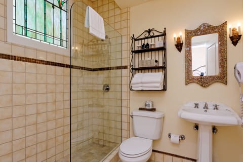 King with Park View 208 | Bathroom | Shower, free toiletries, hair dryer, towels