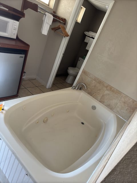 Deluxe Room, 1 King Bed, Jetted Tub | Jetted tub