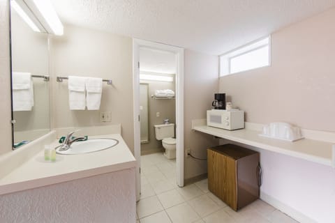 Deluxe Room, 1 King Bed | Bathroom | Combined shower/tub, hair dryer, towels