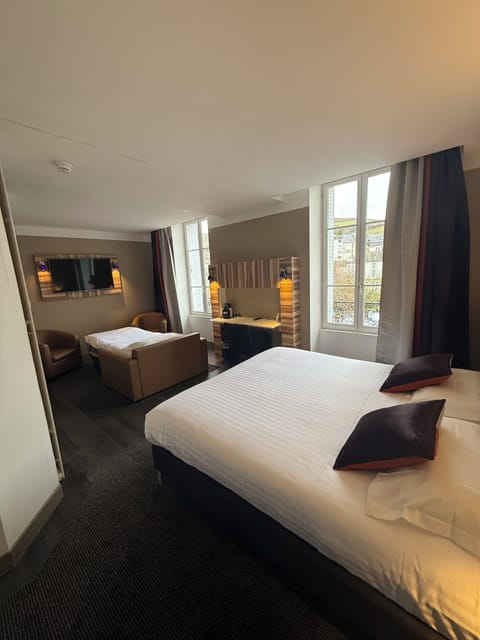 Superior Triple Room | Premium bedding, desk, soundproofing, free cribs/infant beds