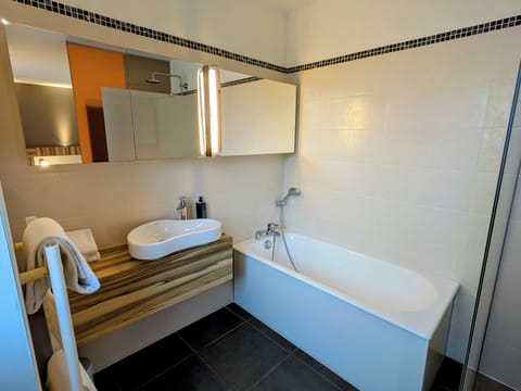 Privilege Double Room | Bathroom | Hair dryer, towels, soap, shampoo