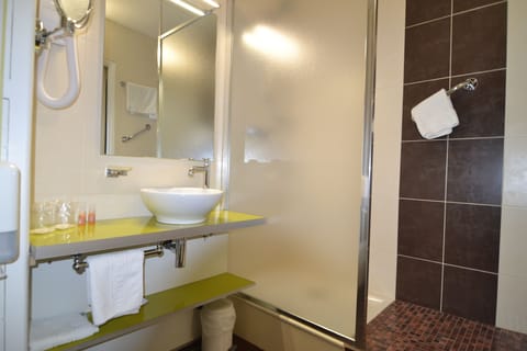 Twin Room Comfort | Bathroom | Shower, hair dryer, towels