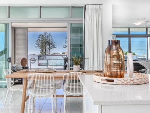 Luxury Apartment, 3 Bedrooms, Beach View | In-room dining