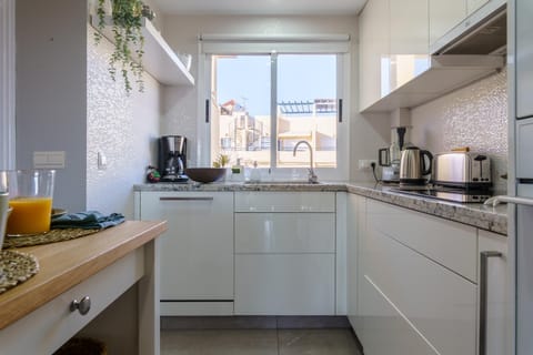 Family Apartment, 1 Bedroom, Mountainside (Calahonda Royale Seaview Suite) | Private kitchen | Fridge, microwave, oven, stovetop