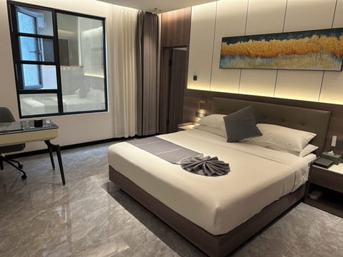 Business Room | Premium bedding, pillowtop beds, minibar, in-room safe