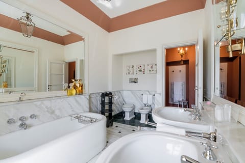 JUNIOR SUITE DELUXE - LUCIA | Bathroom | Combined shower/tub, hair dryer, slippers, bidet