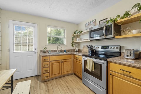 Cottage, 2 Bedrooms | Private kitchen | Fridge, oven, coffee/tea maker, toaster