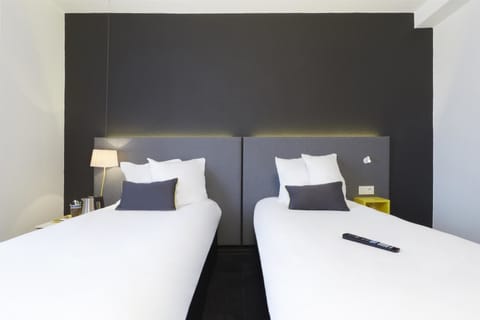 Junior suite, 2 single beds and 1 sofa bed | Desk, soundproofing, free WiFi, bed sheets