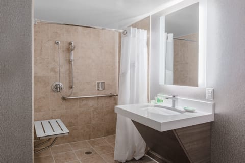 Combined shower/tub, hair dryer, towels