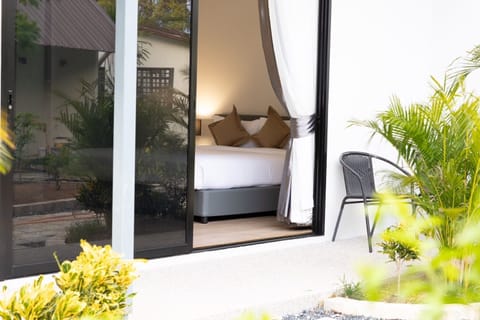 Standard King Bed | 1 bedroom, premium bedding, down comforters, desk