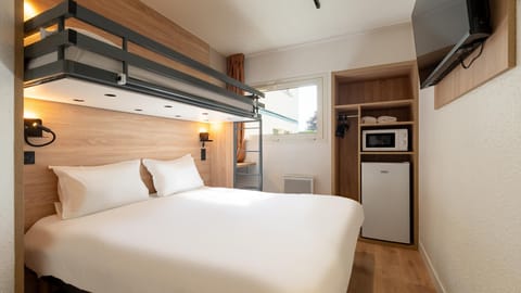 Triple Room, Multiple Beds | Desk, iron/ironing board, bed sheets