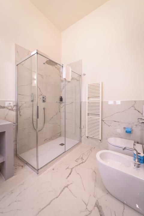 Quadruple Room | Bathroom | Shower, hair dryer, towels, soap