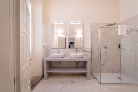 Quadruple Room | Bathroom | Shower, hair dryer, towels, soap