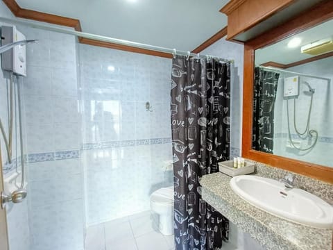 Deluxe Double or Twin Room, 1 King Bed, Balcony, City View | Bathroom | Shower, hair dryer, towels, soap