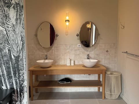 Junior Room | Bathroom | Shower, hair dryer, towels, soap