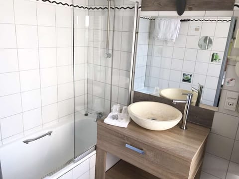 Combined shower/tub, free toiletries, hair dryer, towels