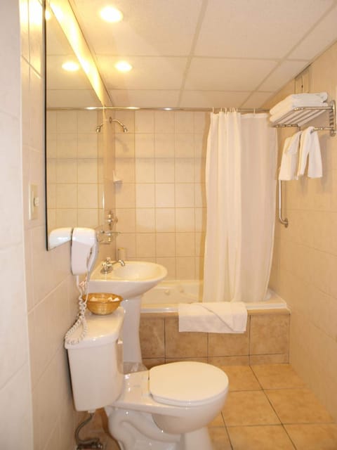 Combined shower/tub, hair dryer, towels