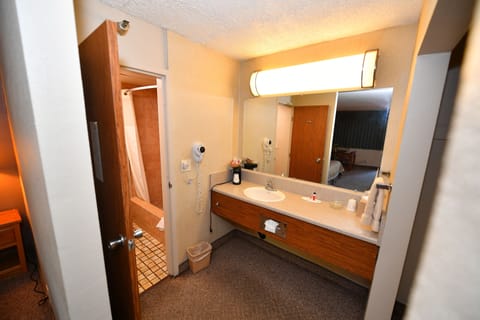 Standard Room, 1 King Bed, Smoking | Bathroom | Combined shower/tub, hair dryer, towels