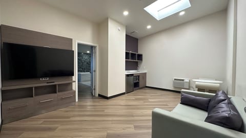 King Bed, Jetted Tub | Desk, laptop workspace, blackout drapes, iron/ironing board