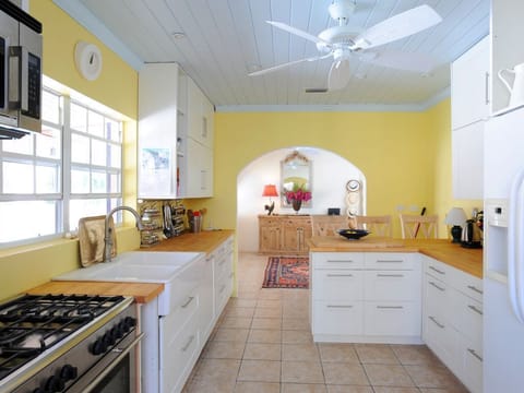 Villa | Private kitchen | Full-size fridge, microwave, oven, stovetop