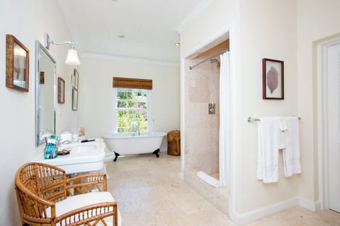 Villa | Bathroom | Shower, towels