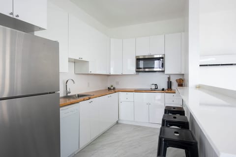 Villa | Private kitchen | Full-size fridge, microwave, oven, stovetop