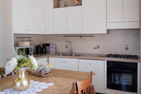 Deluxe Apartment | Private kitchen | Full-size fridge, microwave, oven, stovetop