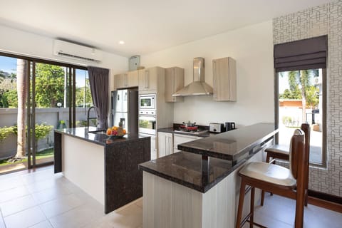 Design Villa, 3 Bedrooms, Garden View | Private kitchen | Electric kettle, dining tables