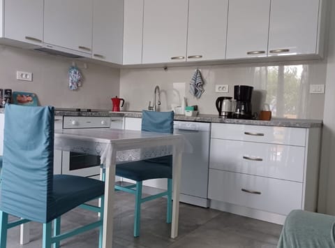 Apartment (FreeMe Apartment - One Bedroom Apartm) | Dining room