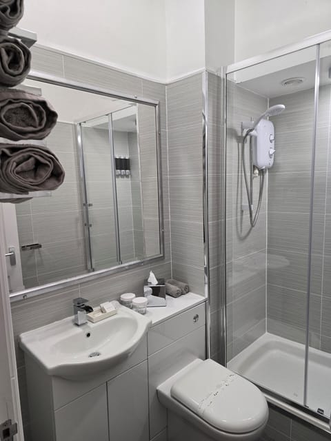 Superior Double Room, Non Smoking, City View | Bathroom | Shower, hydromassage showerhead, designer toiletries, hair dryer