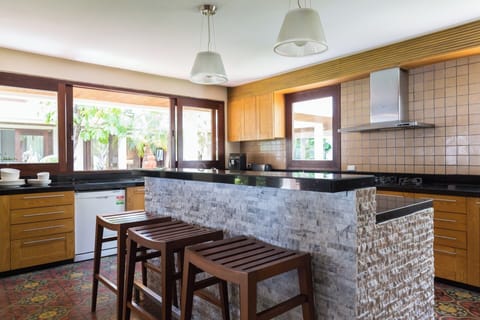 Bougainvillea-4BR | Private kitchen | Full-size fridge, microwave, oven, stovetop