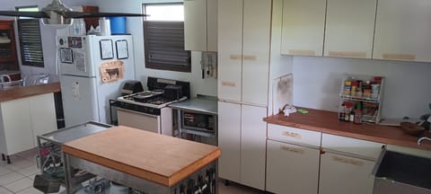 Full-size fridge, microwave, oven, stovetop